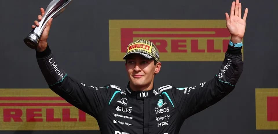Pilote levant un trophée sur le podium de la course