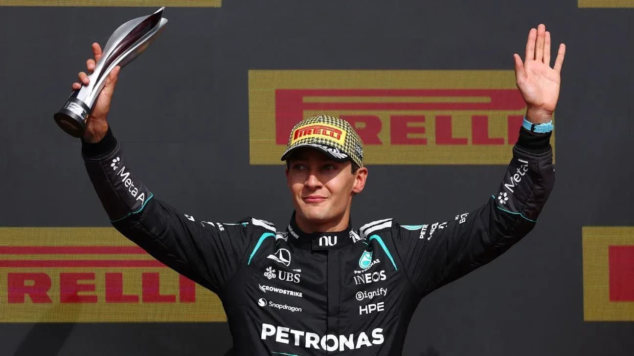 Pilote levant un trophée sur le podium de la course