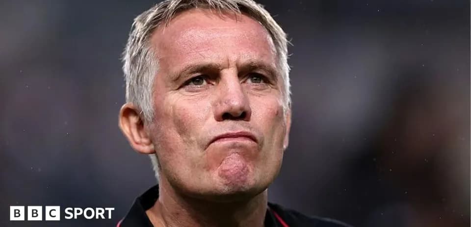 Entraîneur regardant le match avec une expression concentrée