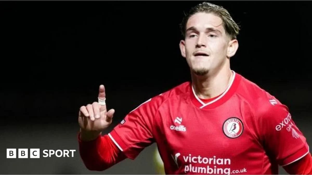 Joueur célébrant un but, vêtu d'un maillot rouge