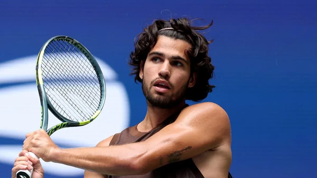 Joueur de tennis se préparant à frapper la balle