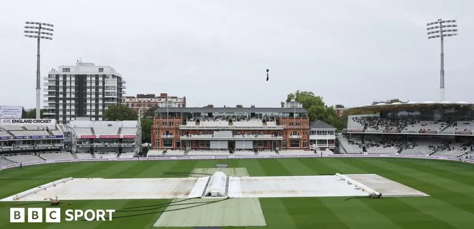 Terrain de cricket de Lord's avec une bâche sur le gazon
