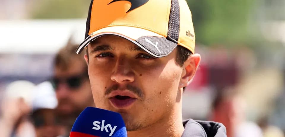 Pilote s'exprimant lors d'une interview en direct