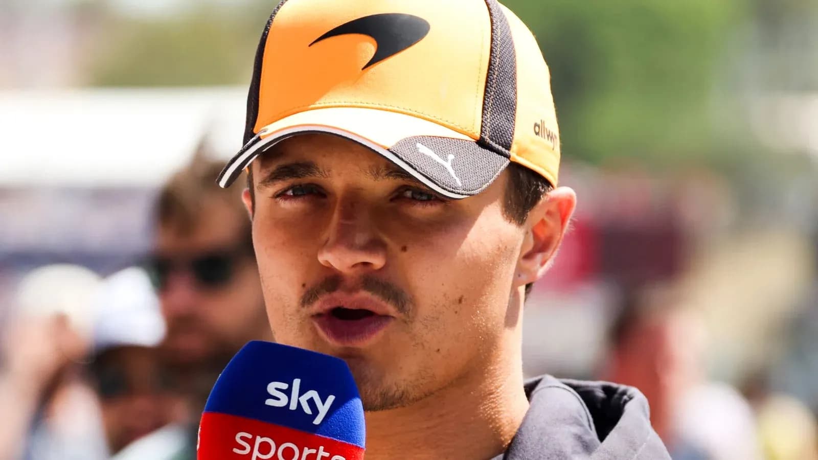 Pilote s'exprimant lors d'une interview en direct