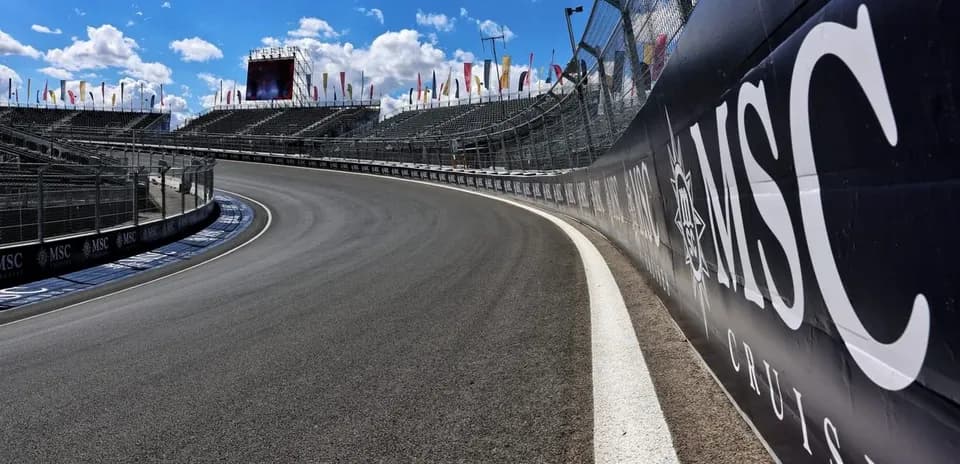 Vue de la piste de course avec tribunes vides