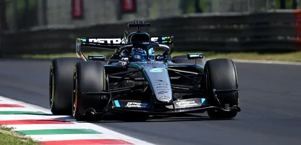 Voiture de F1 prenant un virage sur la piste