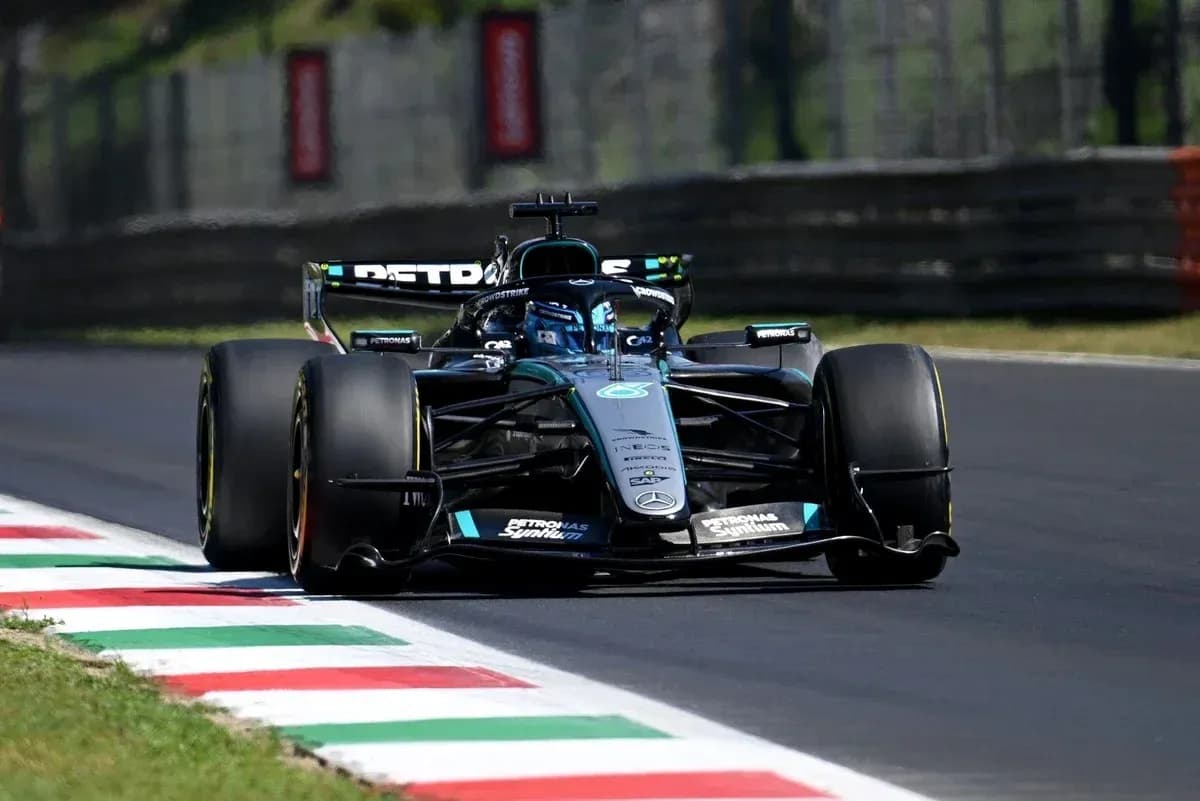 Voiture de F1 prenant un virage sur la piste