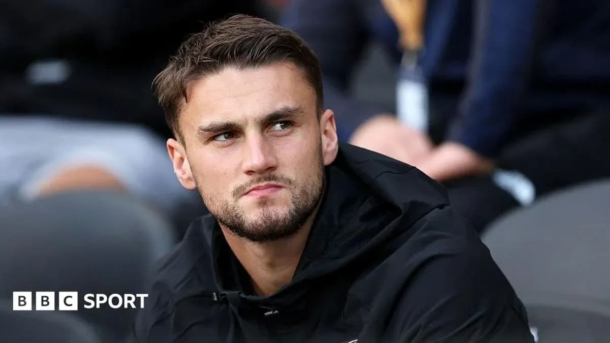 Joueur sur le banc, regardant le match