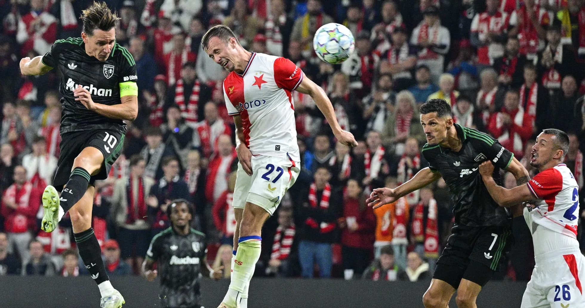 Joueurs en action lors d'un match de football
