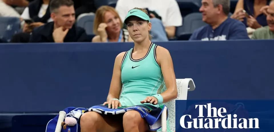 Joueuse de tennis assise sur un banc pendant un match