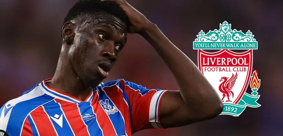 Joueur de Crystal Palace avec le logo de Liverpool en arrière-plan