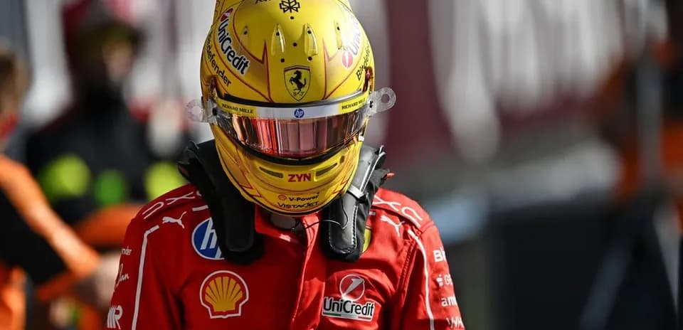 Pilote de Formule 1 portant un casque Ferrari