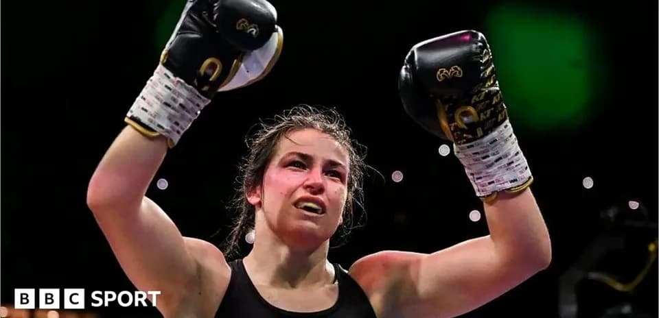 Boxeuse levant les bras après une victoire