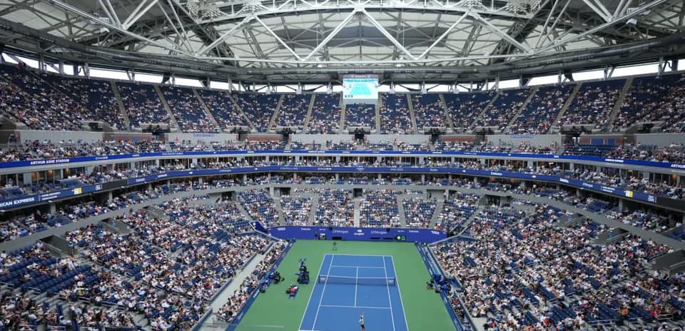 Vue d'ensemble du stade Arthur Ashe rempli de spectateurs