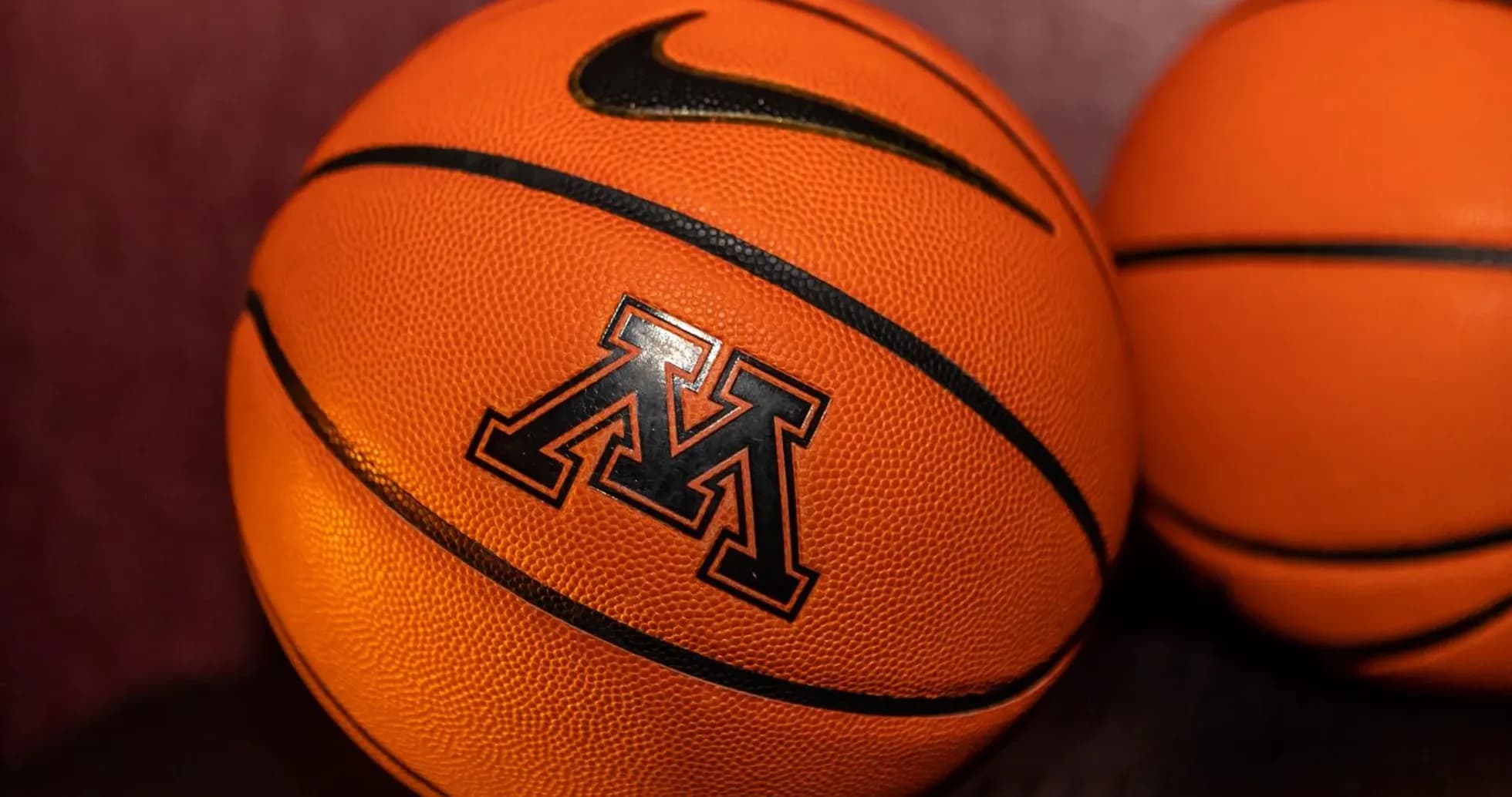 Deux ballons de basket orange avec logo
