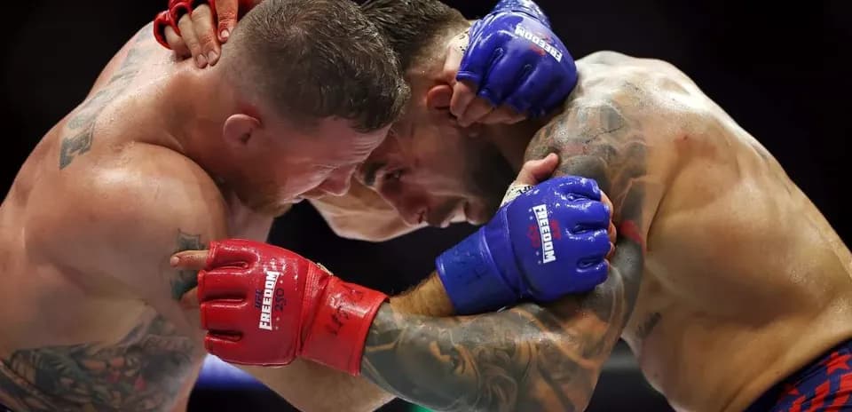 Deux combattants en lutte dans un ring de boxe