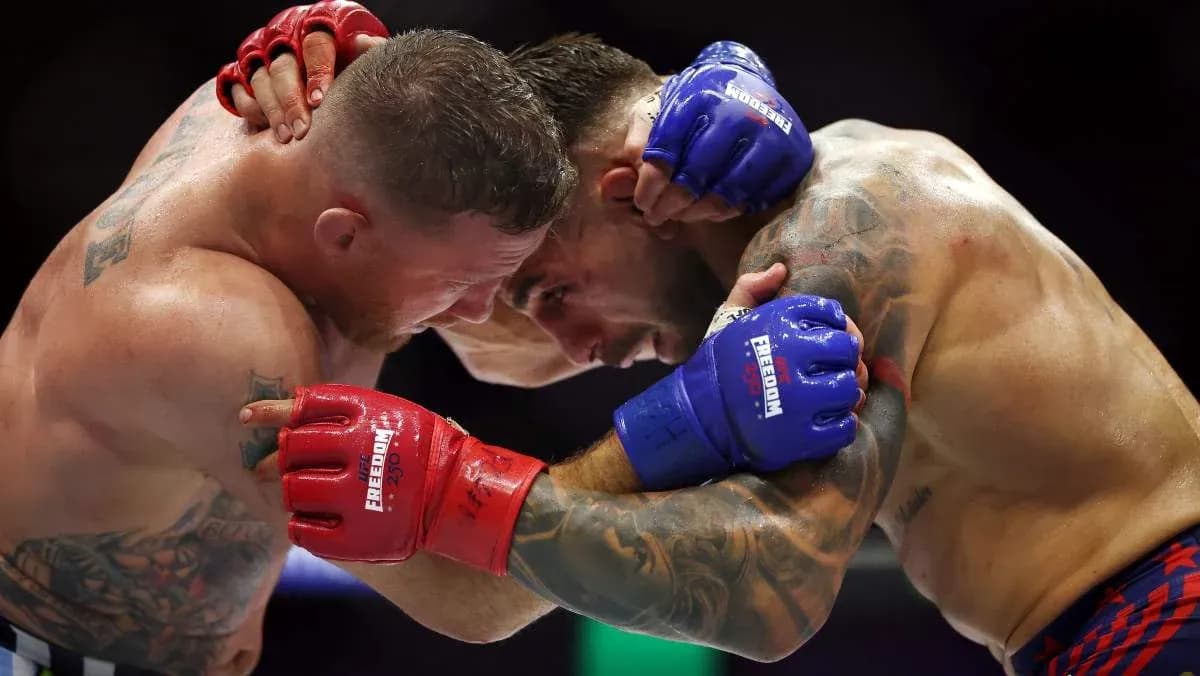 Deux combattants en lutte dans un ring de boxe
