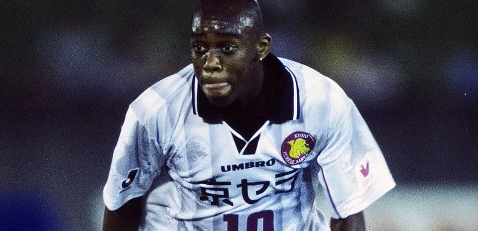Joueur portant le maillot de Kyoto Purple Sanga