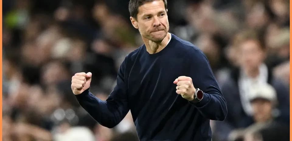 Entraîneur célébrant un but lors d'un match