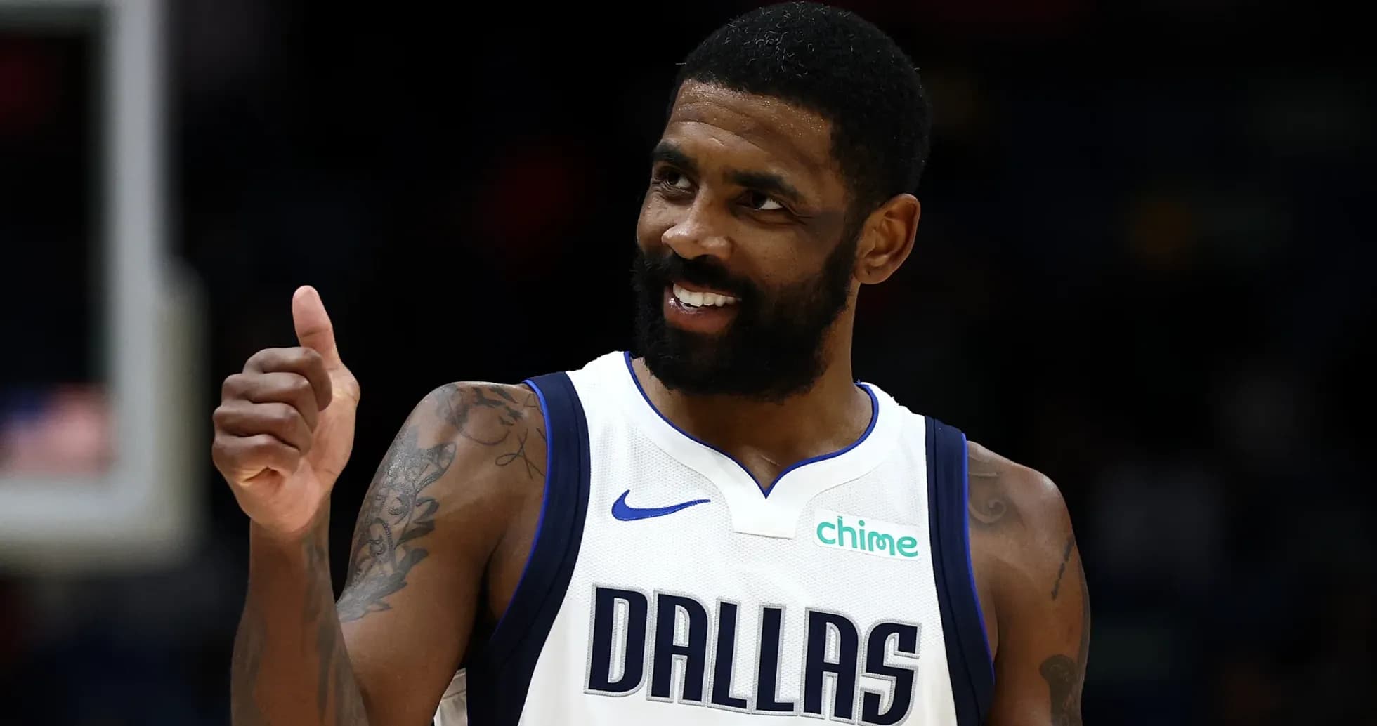 Joueur de Dallas Mavericks faisant un signe d'approbation