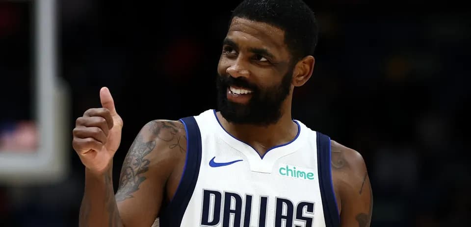 Joueur de Dallas Mavericks faisant un signe d'approbation