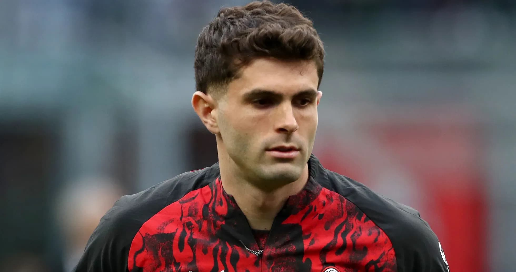 Joueur en tenue de l'AC Milan sur le terrain