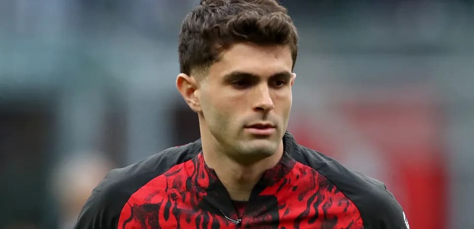 Joueur en tenue de l'AC Milan sur le terrain