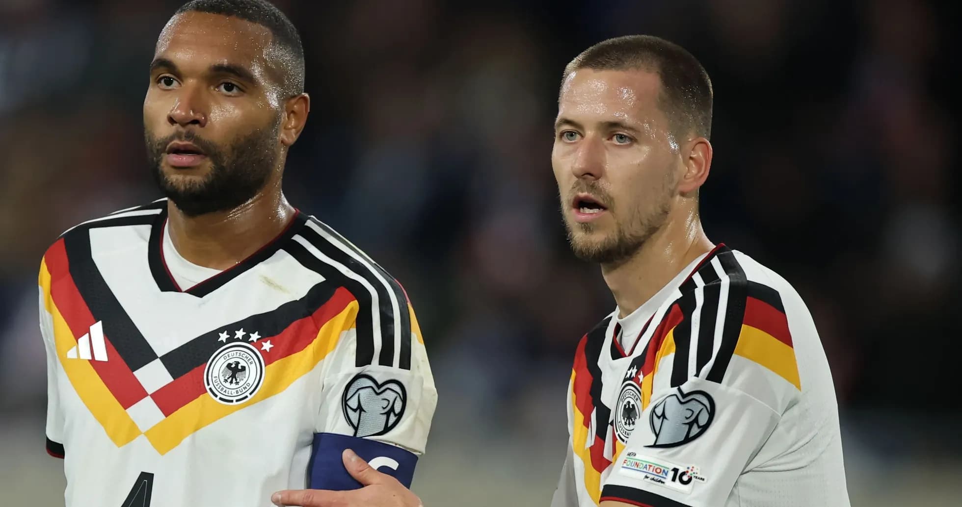 Deux joueurs allemands discutant sur le terrain