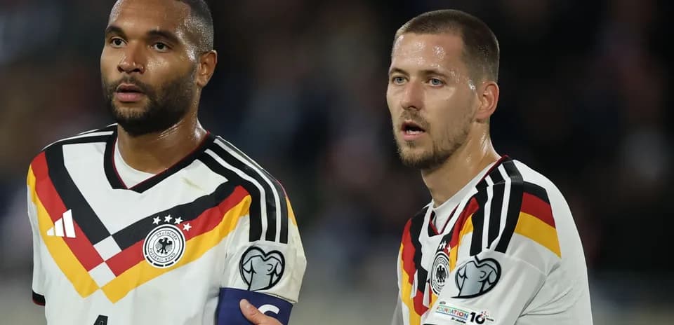 Deux joueurs allemands discutant sur le terrain