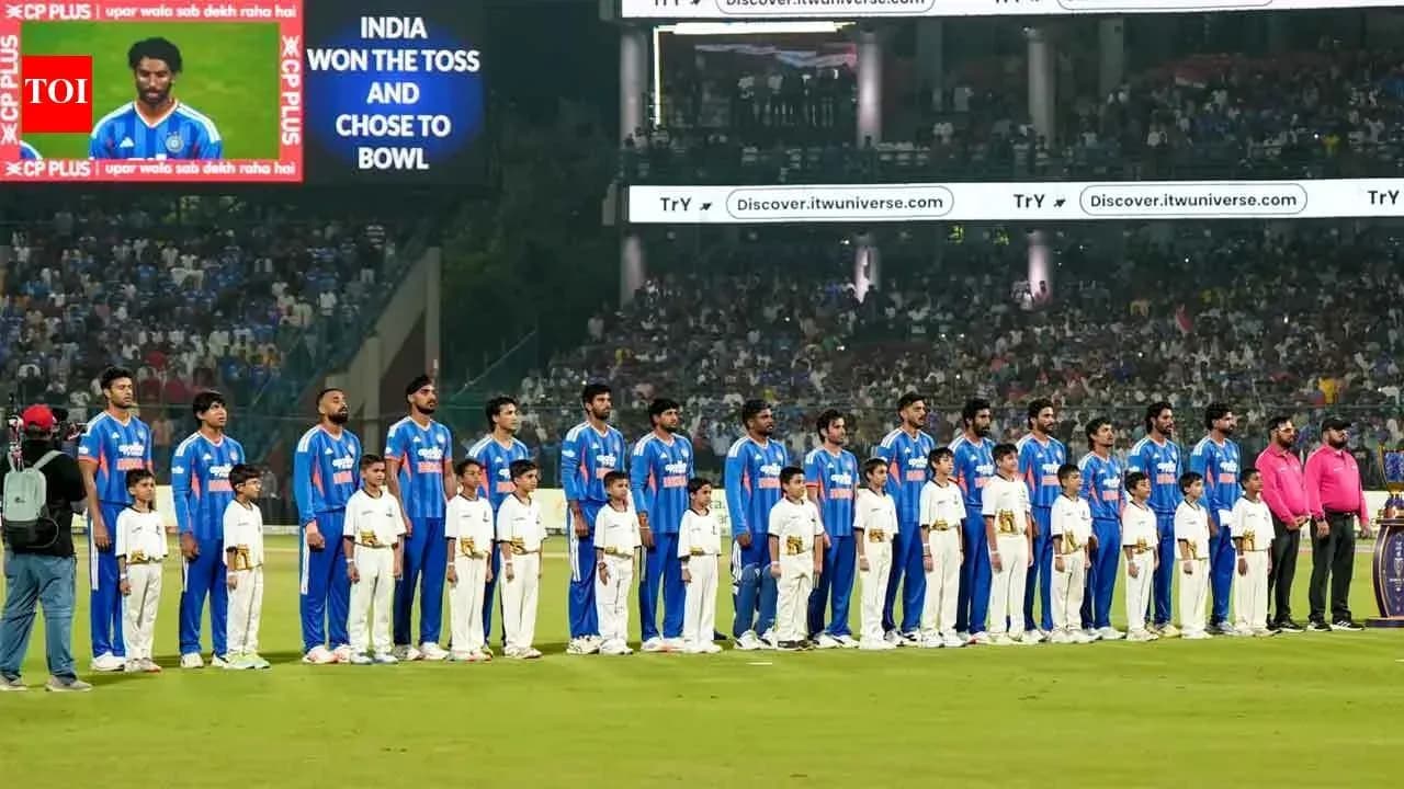 Équipe indienne et enfants alignés avant le match