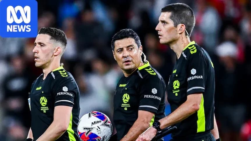 Trois arbitres discutant sur le terrain de football