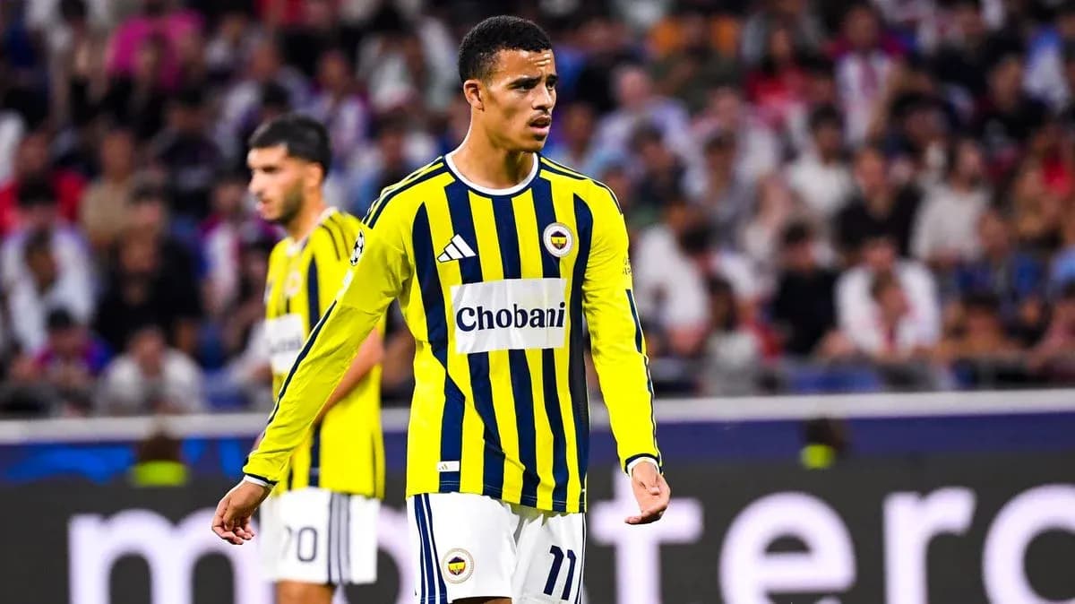 Joueur de Fenerbahçe en action sur le terrain