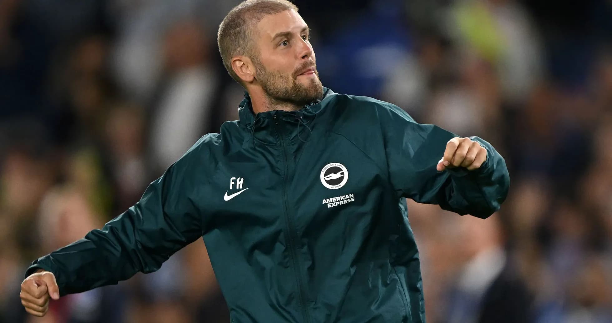 Entraîneur célébrant sur le terrain pendant un match
