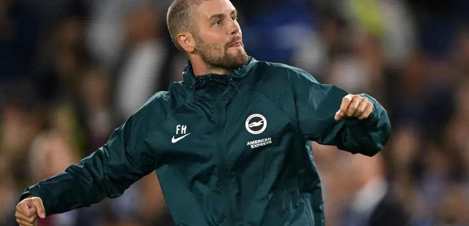 Entraîneur célébrant sur le terrain pendant un match