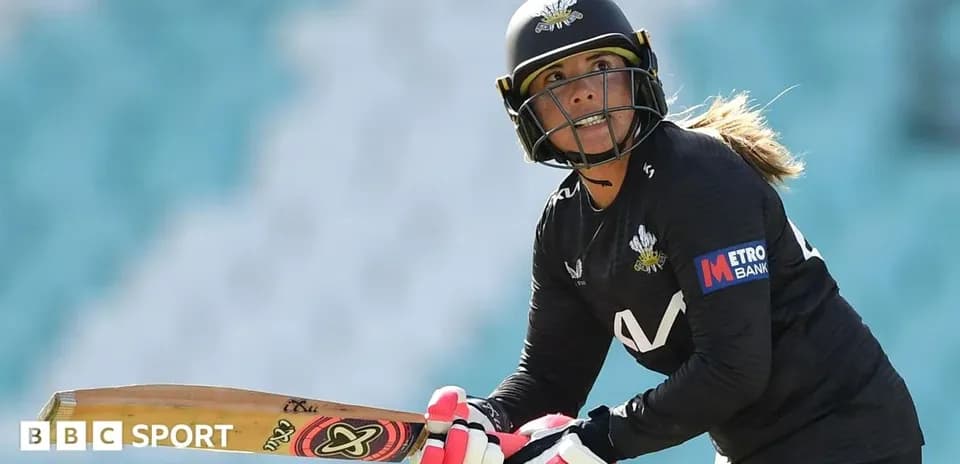 Joueuse de cricket préparant un coup au batte