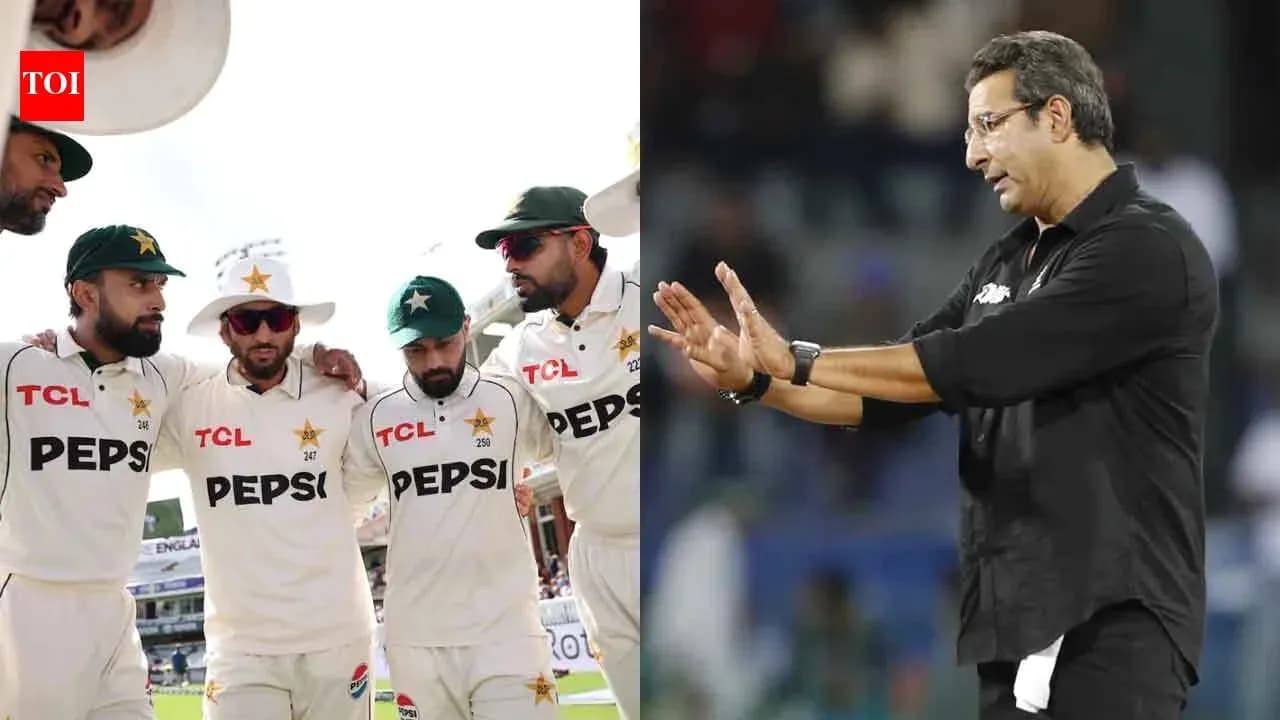 Équipe de cricket pakistanaise en discussion, entraîneur gesticulant