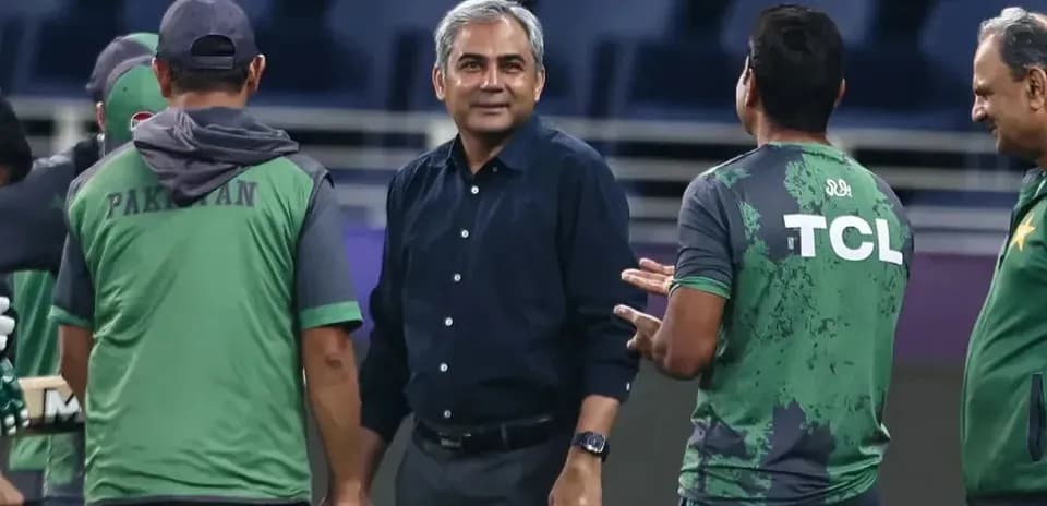 Membres de l'équipe du Pakistan discutant ensemble