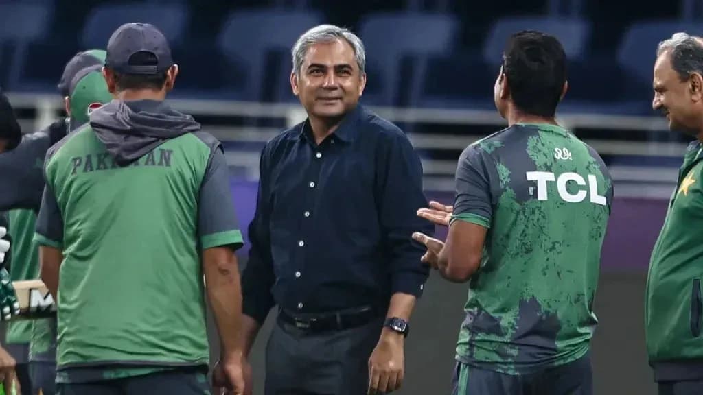 Membres de l'équipe du Pakistan discutant ensemble