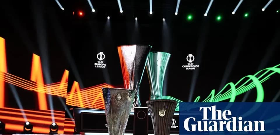 Trois trophées de compétitions UEFA sur scène