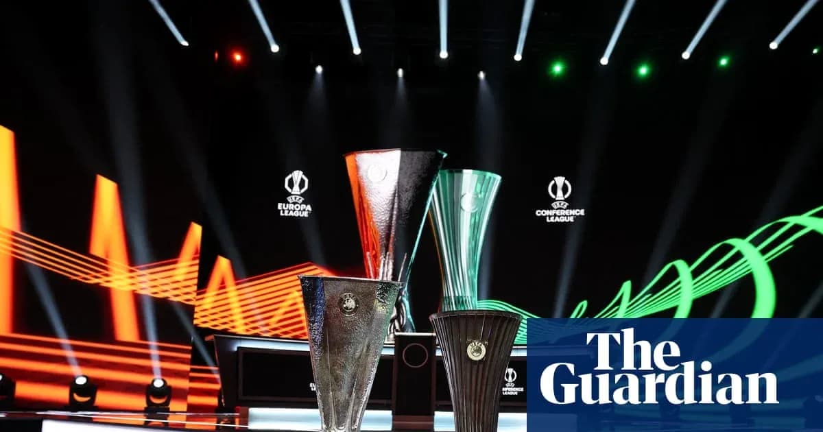 Trois trophées de compétitions UEFA sur scène