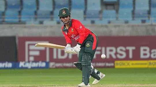 Joueur bangladais frappant une balle de cricket