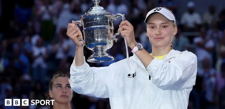 Joueuse levant le trophée après sa victoire
