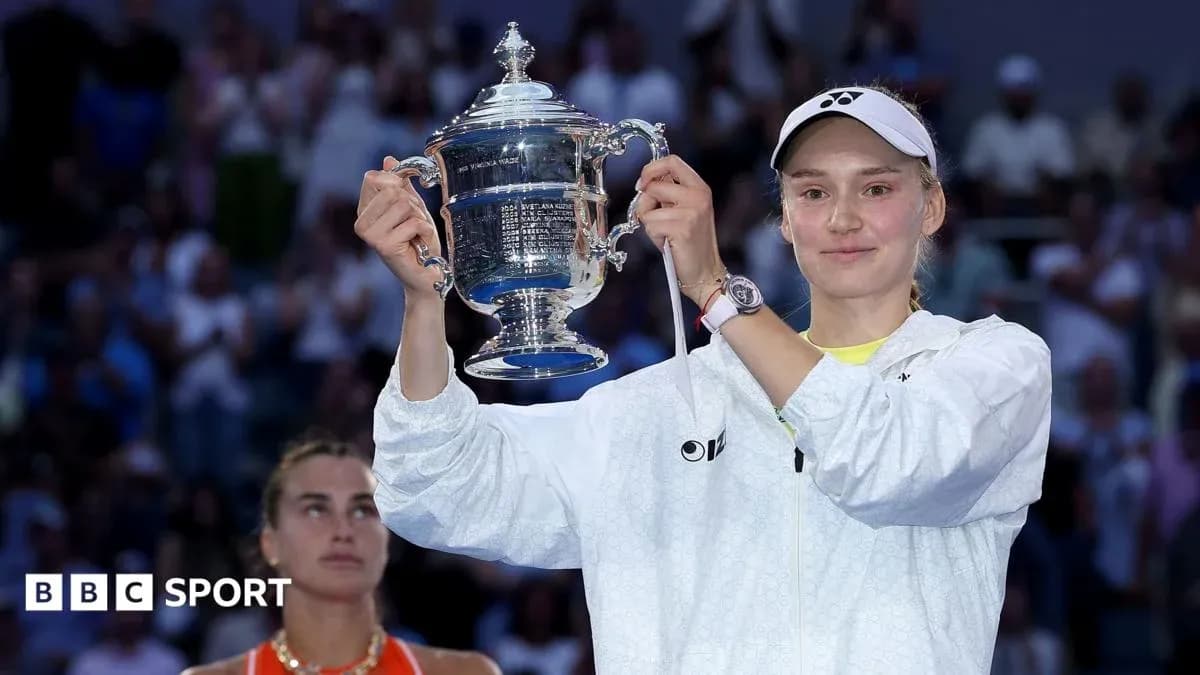 Joueuse levant le trophée après sa victoire
