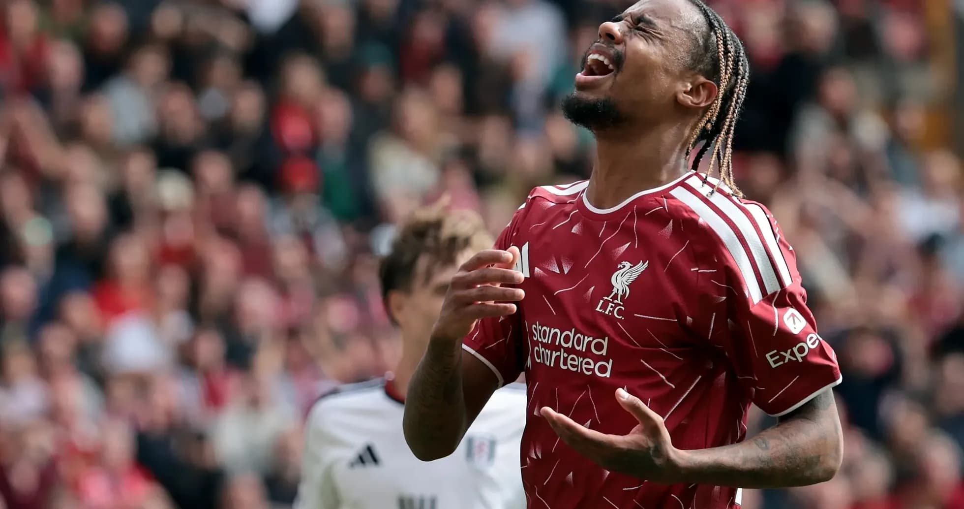 Joueur de Liverpool réagissant après une occasion manquée