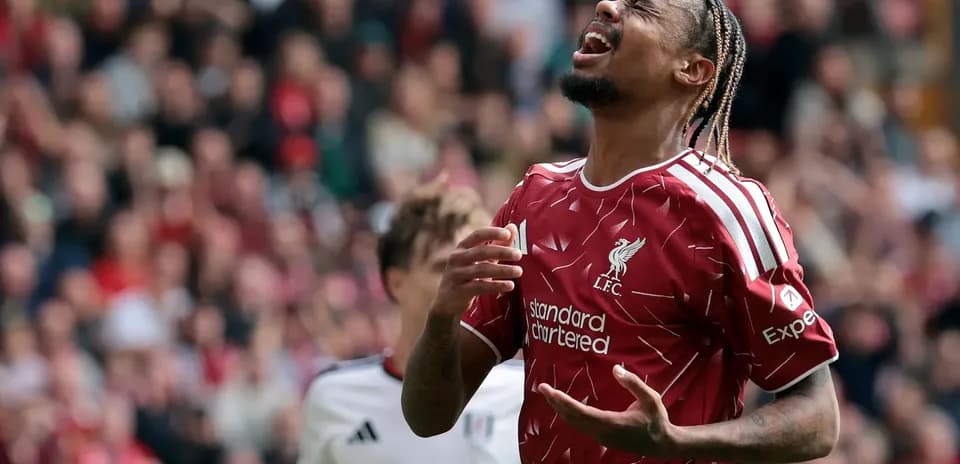 Joueur de Liverpool réagissant après une occasion manquée