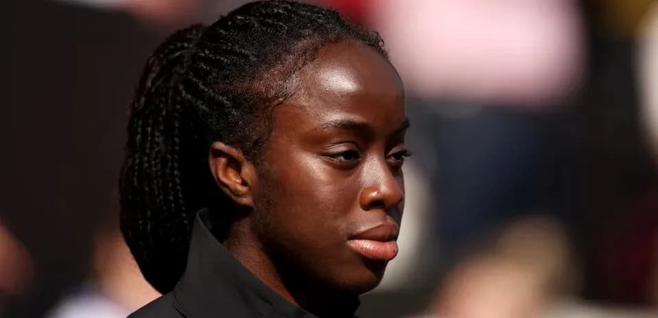Joueuse regardant sur le terrain avant le match