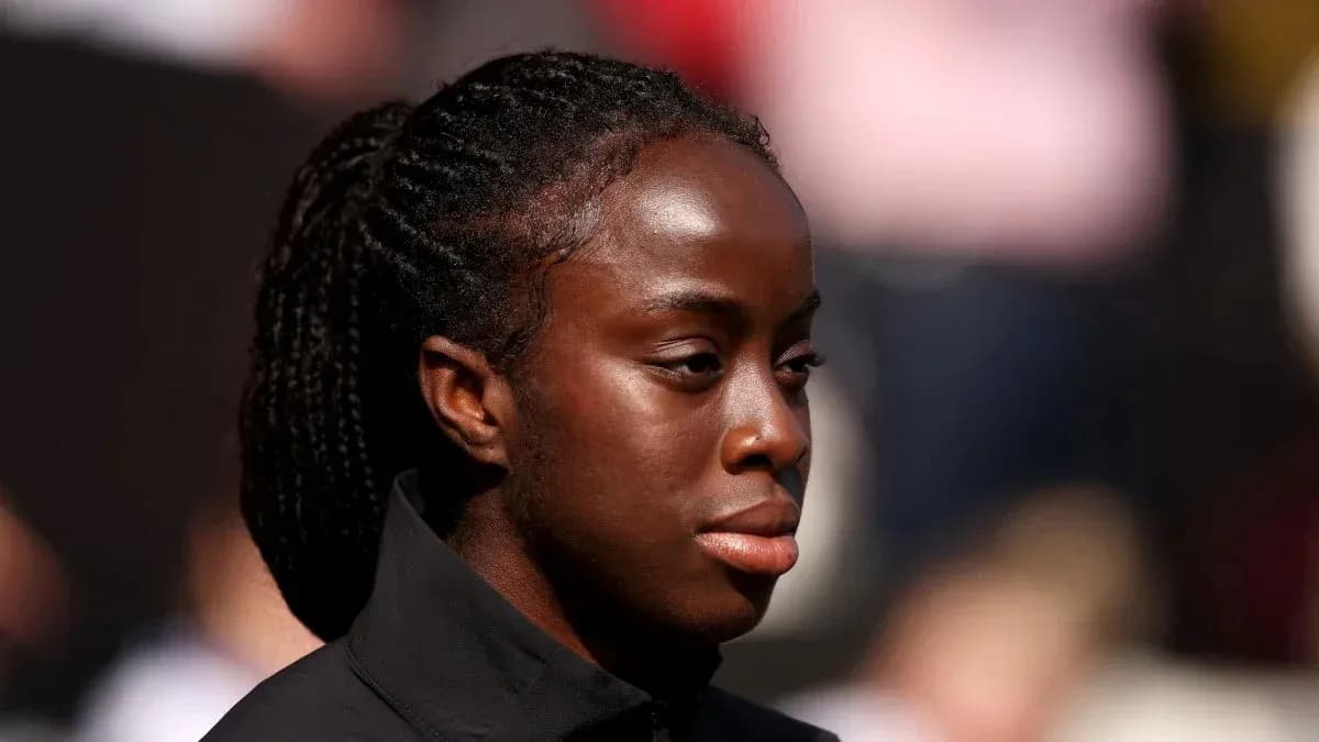 Joueuse regardant sur le terrain avant le match