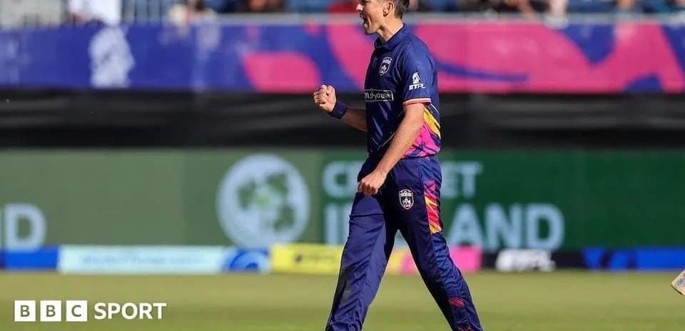 Joueur de cricket célébrant une prise réussie