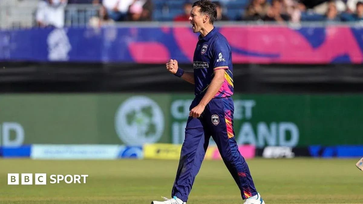 Joueur de cricket célébrant une prise réussie