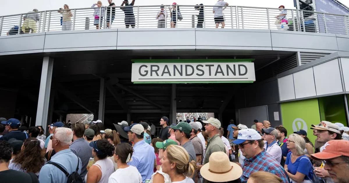 Foule attendant à l'entrée du grandstand